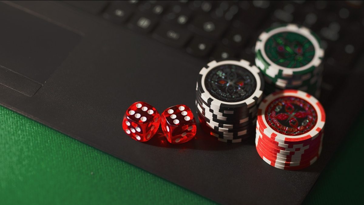 Are Two Monitors Better Than One for Online Casino Fans?